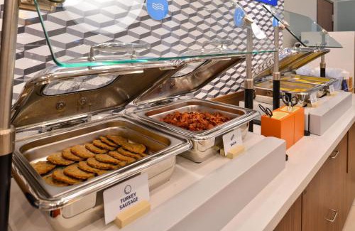 Pleasant Valley Hotel | Holiday Inn Express Vancouver North by IHG