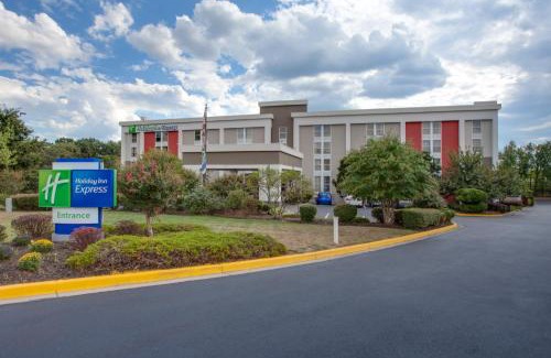 Camp Springs Hotel | Holiday Inn Express Washington DC East- Andrews AFB by IHG