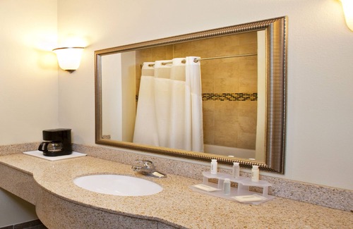 Waterloo Hotel | Holiday Inn Express Waterloo Cedar Falls by IHG