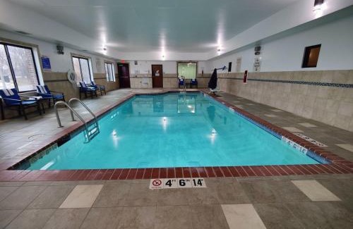 Waterloo Hotel | Holiday Inn Express- Waterloo/Cedar Falls by IHG
