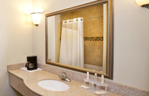 Waterloo Hotel | Holiday Inn Express- Waterloo/Cedar Falls by IHG