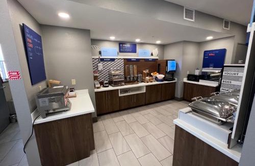 Park City Hotel | Holiday Inn Express - Wichita North - Park City by IHG