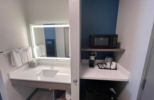 Park City Hotel | Holiday Inn Express - Wichita North - Park City by IHG