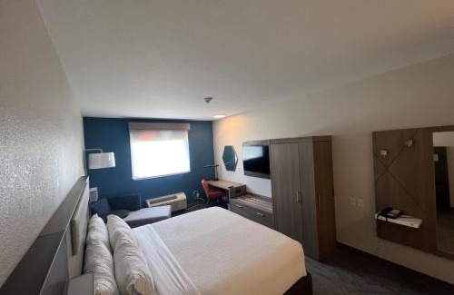 Park City Hotel | Holiday Inn Express - Wichita North - Park City by IHG