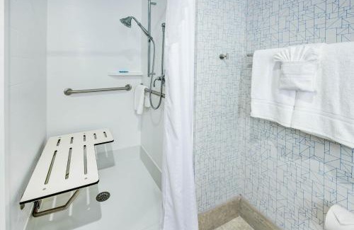 Avenel Hotel | Holiday Inn Express Woodbridge by IHG