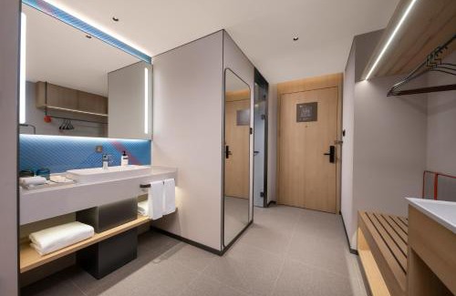 Jiang Han Hotel | Holiday Inn Express Wuhan Jianghan Road by IHG