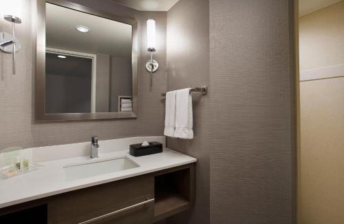 East Paris Hotel | Holiday Inn Grand Rapids-Airport by IHG