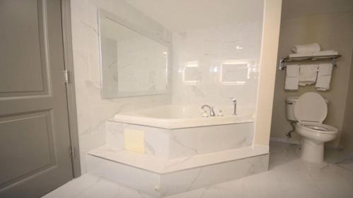 Hazlet Hotel | Holiday Inn Hazlet by IHG