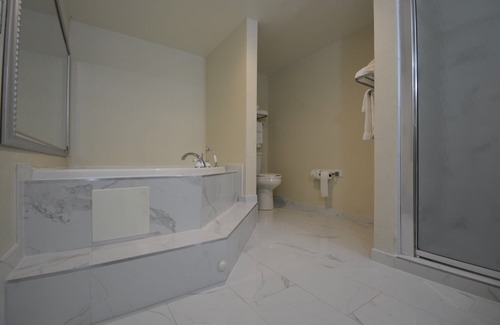 Hazlet Hotel | Holiday Inn Hazlet by IHG