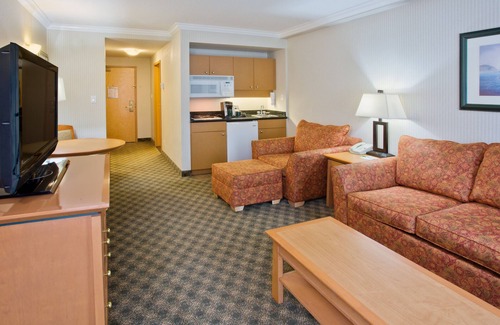 District of North Vancouver Hotel | Holiday Inn Hotel & Suites North Vancouver by IHG