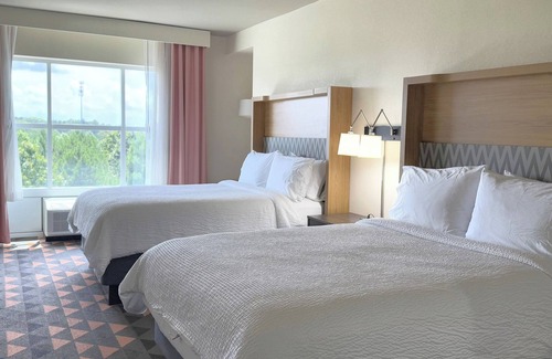 Fayetteville Hotel | Holiday Inn Hotel & Suites Fayetteville W-Fort Bragg Area by IHG