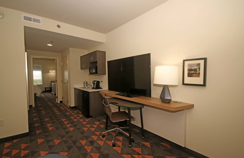 Fayetteville Hotel | Holiday Inn Hotel & Suites Fayetteville W-Fort Bragg Area by IHG