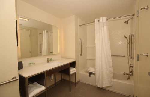 Fayetteville Hotel | Holiday Inn Hotel & Suites Fayetteville W-Fort Bragg Area by IHG