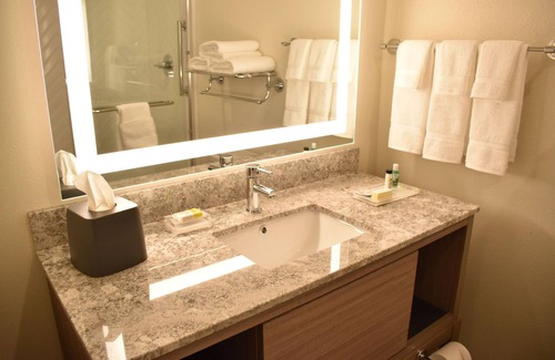 Kansas City Hotel | Holiday Inn Kansas City - Northeast by IHG