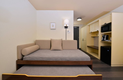 Waldron Hotel | Holiday Inn Kansas City Airport by IHG