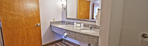 Manahawkin Hotel | Holiday Inn Manahawkin/Long Beach Island by IHG