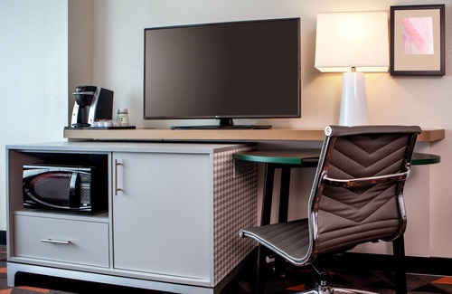 Central Newport News Hotel | Holiday Inn Newport News - Hampton by IHG