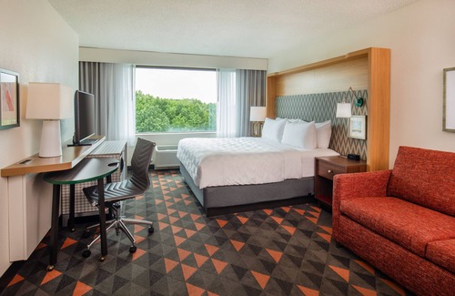 Central Newport News Hotel | Holiday Inn Newport News - Hampton by IHG