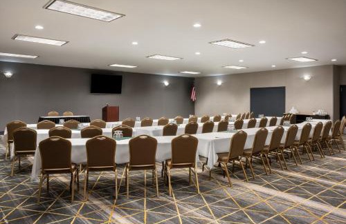 Ontario Hotel | Holiday Inn Ontario by IHG