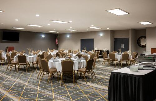 Ontario Hotel | Holiday Inn Ontario by IHG