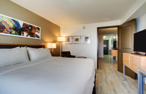 Orange Prairie Hotel | Holiday Inn Peoria At Grand Prairie by IHG