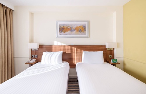 Chatham Hotel | Holiday Inn Rochester Chatham by IHG