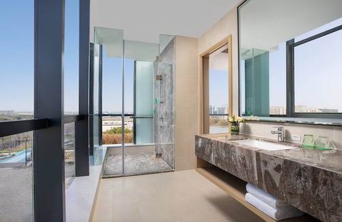 Pudong Hotel | Holiday Inn Shanghai Dishui Lake by IHG