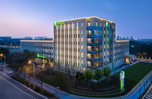Pudong Hotel | Holiday Inn Shanghai Dishui Lake by IHG