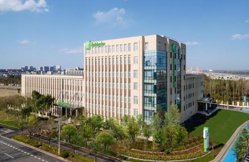 Pudong Hotel | Holiday Inn Shanghai Dishui Lake by IHG