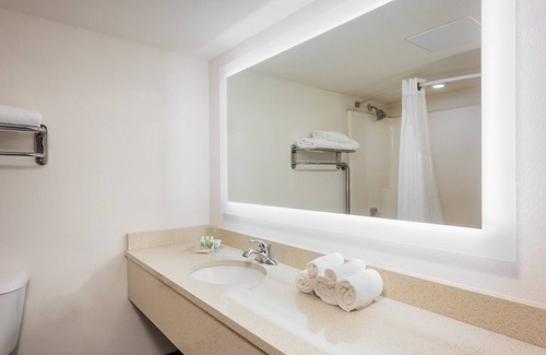 Allenton Hotel | Holiday Inn St. Louis West Six Flags by IHG