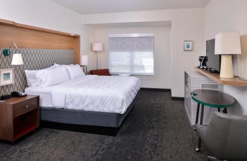 Farmington Hills Hotel | Holiday Inn & Suites - Farmington Hills - Detroit NW by IHG