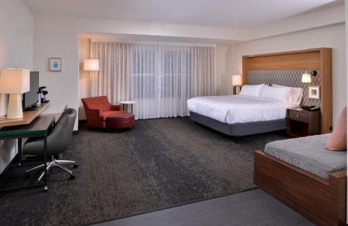 Farmington Hills Hotel | Holiday Inn & Suites - Farmington Hills - Detroit NW by IHG
