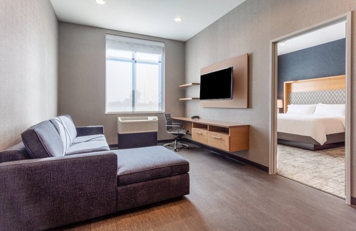 Cedar Falls Hotel | Holiday Inn & Suites Cedar Falls - Waterloo Event Ctr by IHG