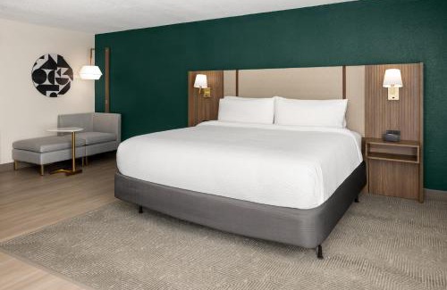 Dentsville Hotel | Holiday Inn & Suites Columbia NE - Ft Jackson Area by IHG
