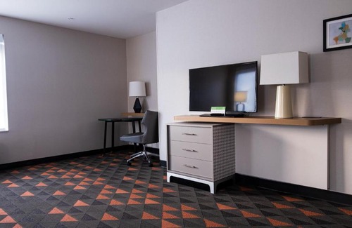 Drexel Hill Hotel | Holiday Inn & Suites Philadelphia W - Drexel Hill by IHG