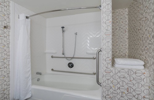 Pittsfield Hotel | Holiday Inn & Suites Pittsfield-Berkshires by IHG
