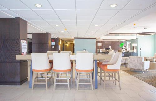 Spring Hotel | Holiday Inn & Suites Spring - The Woodlands