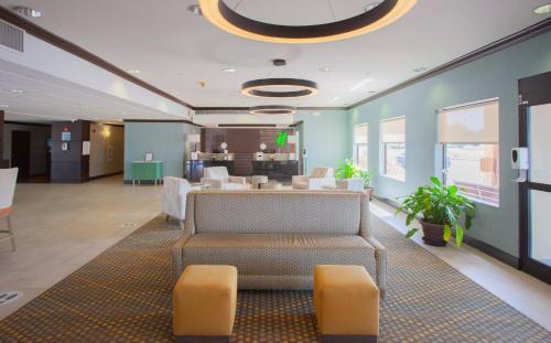 Spring Hotel | Holiday Inn & Suites Spring - The Woodlands