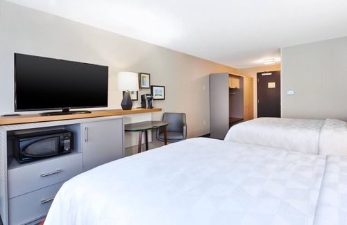 Perrysburg Hotel | Holiday Inn & Suites Toledo Southwest - Perrysburg by IHG