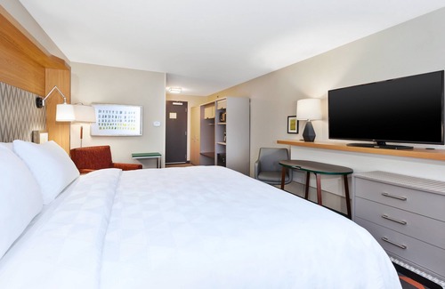 Perrysburg Hotel | Holiday Inn & Suites Toledo Southwest - Perrysburg by IHG