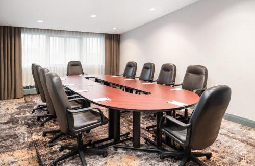 Etobicoke Hotel | Holiday Inn Toronto Airport East by IHG