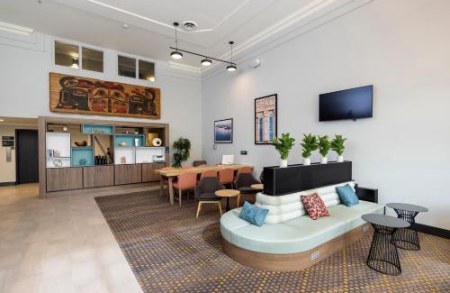 Saanich Hotel | Holiday Inn Victoria - Elk Lake by IHG