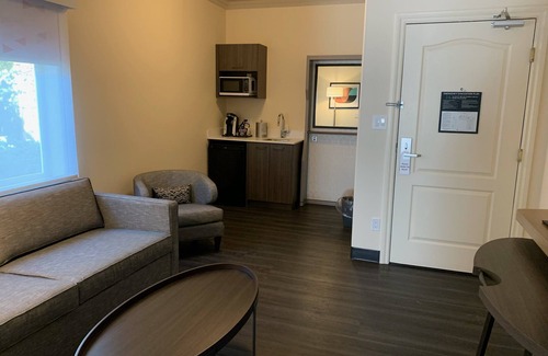 Saanich Hotel | Holiday Inn Victoria Elk Lake by IHG
