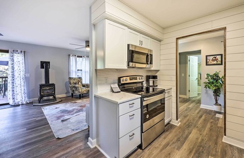 Eureka Springs House | Holiday Island Home: Mountain View + Hot Tub!