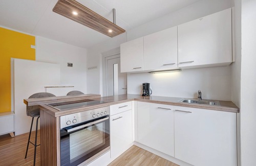 Vollan Apartment | Holiday Apartment "Mayenburg" with Mountain View, Shared Garden and Pool