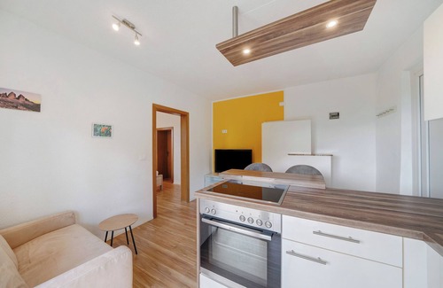 Vollan Apartment | Holiday Apartment "Mayenburg" with Mountain View, Shared Garden and Pool