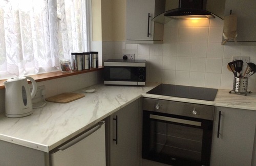 Selsey Apartment | Holiday Let Annex; Self Contained; Sleeps 2; One minute from beach
