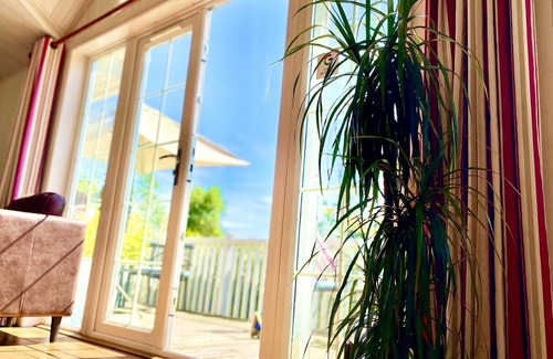Hundall Cabin | Holiday Lettings Beech Lodge - Stunning 6-Bed King