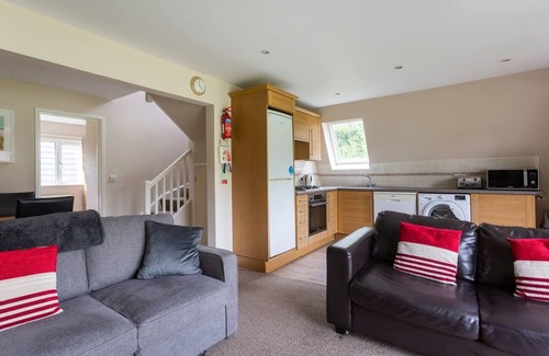 St Wenn Ski Chalet | Holiday Lodge 2 bedrooms, pool, gym, tennis, in beautiful Cornish countryside