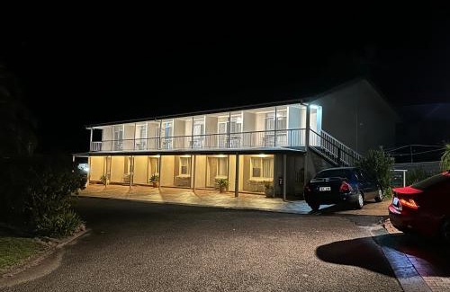 Narooma Hotel | Holiday Lodge Motor Inn